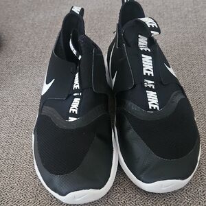 Nike Black and White Slip-On Shoes Big Kids Size 5Y